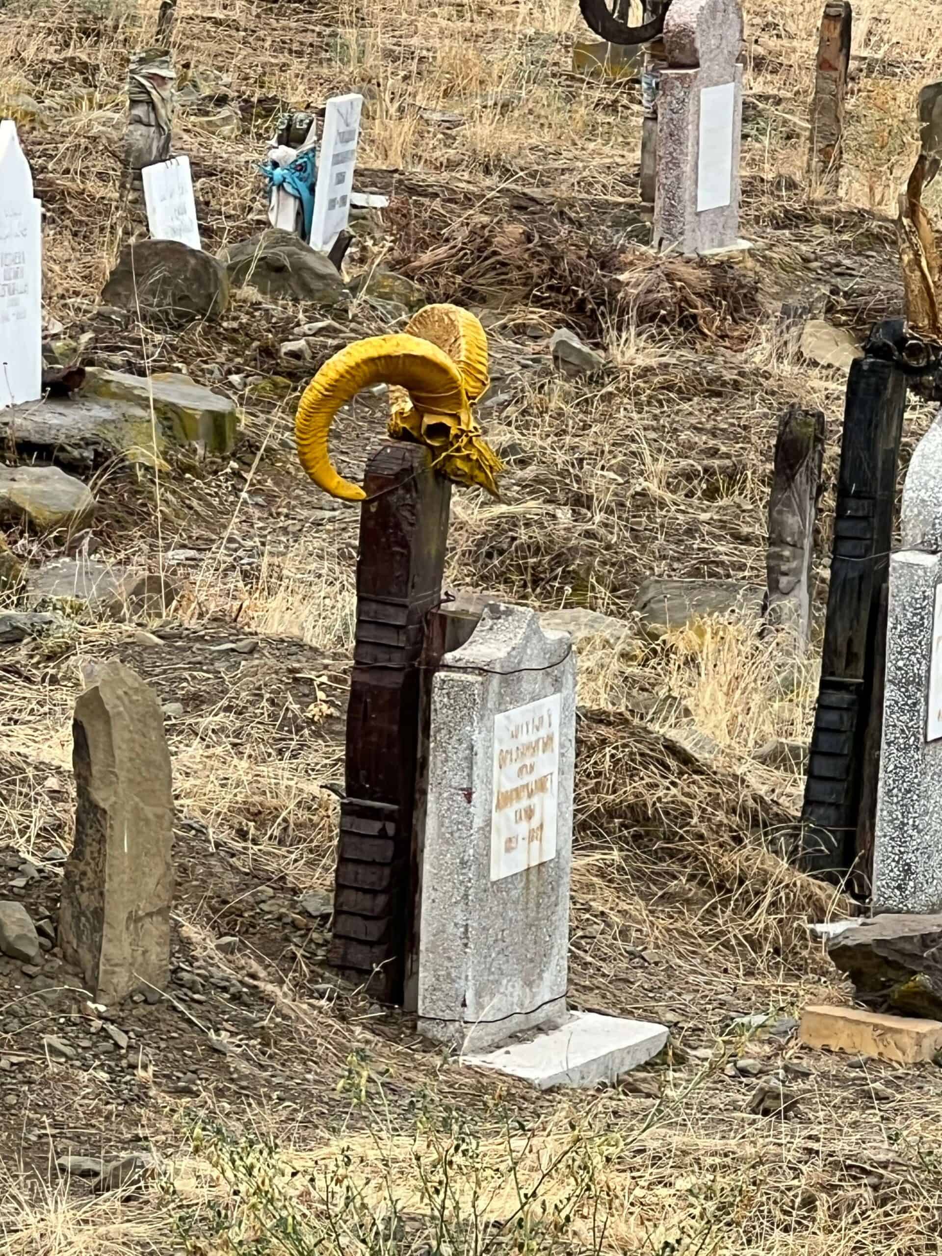 A grave with gold painted ram horns